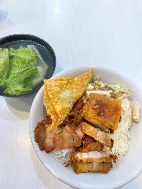 Bir kase Lezzetli Pirinç Eriştesi Pangsit (bihun Pangsit). Çeşitli domuz etli erişteli pirinç köftesi ve kızarmış çöp.