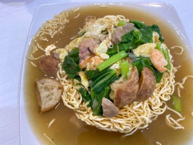 Ifumi, Endonezya 'da popüler olan ve et, deniz ürünleri ve sebzelerle dolu yoğun bir baharat sosunda servis edilen, bol yağda kızartılmış bir Endonezya şehriyesi..