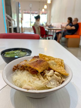 Bir kase Lezzetli Pirinç Eriştesi Pangsit (bihun Pangsit). Çeşitli domuz etli erişteli pirinç köftesi ve kızarmış çöp.