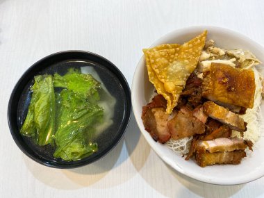 Bir kase Lezzetli Pirinç Eriştesi Pangsit (bihun Pangsit). Çeşitli domuz etli erişteli pirinç köftesi ve kızarmış çöp.