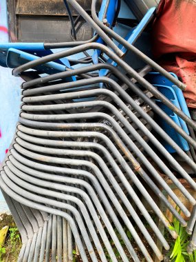 kırık ve kullanılmayan plastik sandalyeler yığılmış