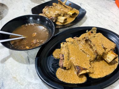 Konro Bakar ya da ızgara kaburga Endonezya 'nın en popüler yemeklerinden biridir. Konro bir Endonezya pirzolası çorbası. Fıstık soslu ızgara kaburga.