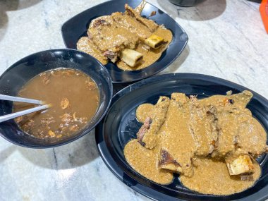 Konro Bakar ya da ızgara kaburga Endonezya 'nın en popüler yemeklerinden biridir. Konro bir Endonezya pirzolası çorbası. Fıstık soslu ızgara kaburga.