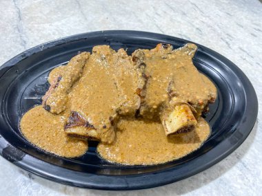 Konro Bakar ya da ızgara kaburga Endonezya 'nın en popüler yemeklerinden biridir. Konro bir Endonezya pirzolası çorbası. Fıstık soslu ızgara kaburga.