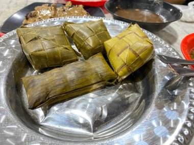 Muz yapraklarına sarılmış hindistan cevizi sütüyle karıştırılmış pirinç 