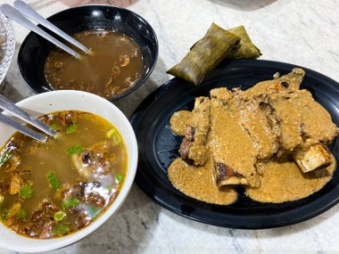 Konro Bakar ya da ızgara kaburga Endonezya 'nın en popüler yemeklerinden biridir. Konro bir Endonezya pirzolası çorbası. Fıstık soslu ızgara kaburga.