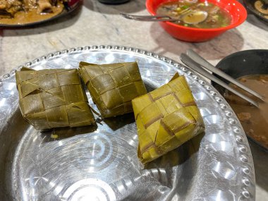 Muz yapraklarına sarılmış hindistan cevizi sütüyle karıştırılmış pirinç 