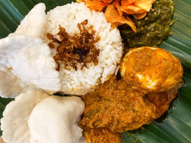 Nasi Uduk 'un en iyi manzarası, Tipik Endonezya Kahvaltı Yemeği. Hindistancevizi sütüyle pişirilmiş pilav, kızarmış tavuk, haşlanmış yumurta ve çıtır karides..
