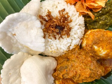 Nasi Uduk 'un en iyi manzarası, Tipik Endonezya Kahvaltı Yemeği. Hindistancevizi sütüyle pişirilmiş pilav, kızarmış tavuk, haşlanmış yumurta ve çıtır karides..