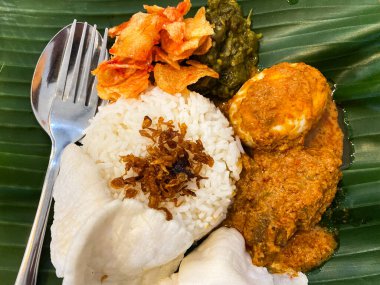 Nasi Uduk 'un en iyi manzarası, Tipik Endonezya Kahvaltı Yemeği. Hindistancevizi sütüyle pişirilmiş pilav, kızarmış tavuk, haşlanmış yumurta ve çıtır karides..