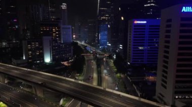 Gece vakti Cakarta Şehri 'ni aydınlattı. Trafik sokağı, Endonezya.