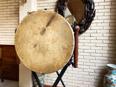 Restoranda sergilenen kazılmış ya da büyük bir davul.