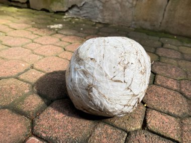 Temiz koli bandı topu kaldırım taşları zemininde yatıyor.