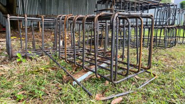 Armatür demir çerçeveler yığını. Temel inşa etmek için demir hatlar. Destek vakfı. Ev yapımı 