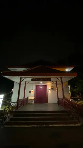 Geceleri Endonezya 'nın Semper kentinde bulunan Hollanda hükümetinden miras kalan kiliselerden birine 