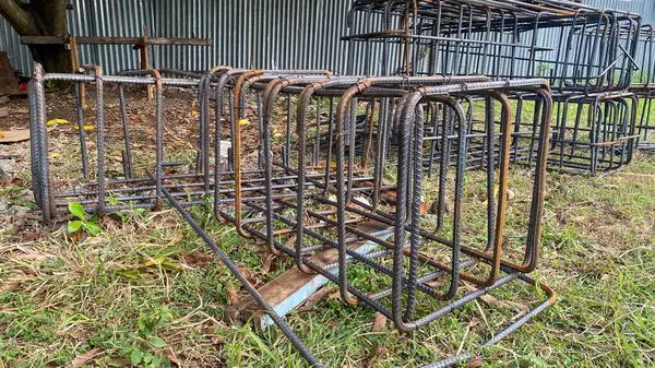 Armatür demir çerçeveler yığını. Temel inşa etmek için demir hatlar. Destek vakfı. Ev yapımı 