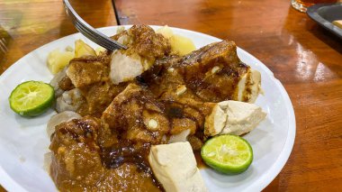 Soslu ve sebzeli ızgara tavuk.