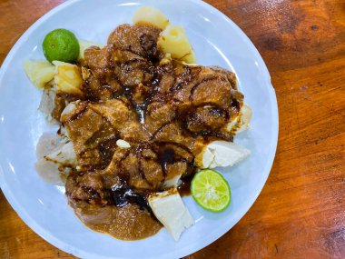 Hindistan cevizi ve soslu pilav.