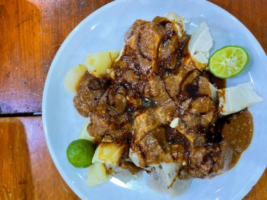 Domuz eti ve soslu kızarmış pirinç, Tayland yemeği.