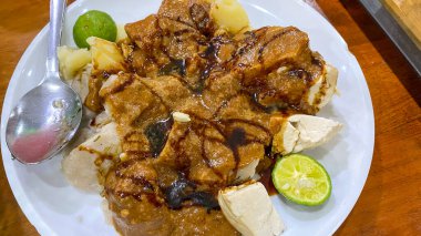 Lokantada bir tabakta lezzetli Tayland yemeğinin yakın çekimi.