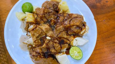 Pirinçli domuz eti, Tayland yemeği.