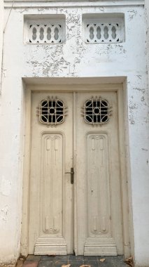 Şehirdeki eski ahşap ev.