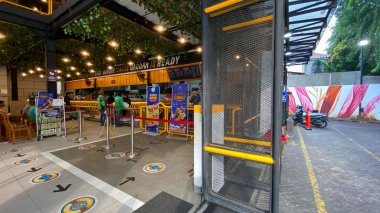 Kuala lumpur, Malezya - 26 Aralık, 2019: insanlar otobüs durağında bekliyor