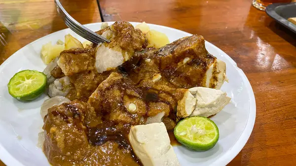 Soslu ve sebzeli ızgara tavuk.