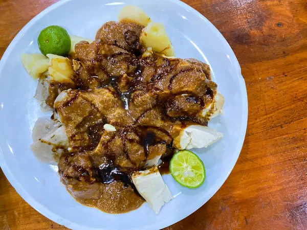 Hindistan cevizi ve soslu pilav.