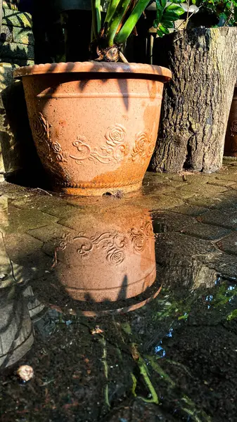 Çeşmenin dikey yakın çekim görüntüsü.