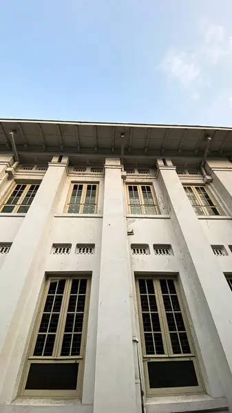 Şehirdeki eski bina.