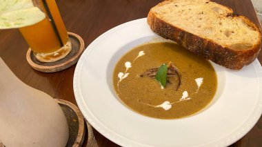 Sebzeli ve ekmekli bir çorba fotoğrafı.