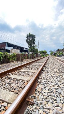 Şehirdeki tren rayları.