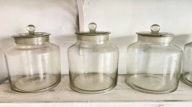 Farklı şekillerde cam kavanozlar.