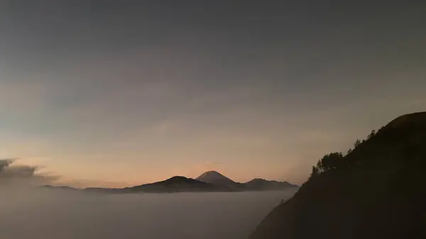 Dağın üstünde güzel bir gün batımı