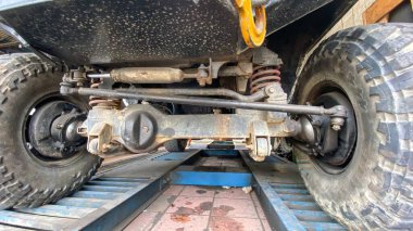 Bir araba lastiğine yakın dur.