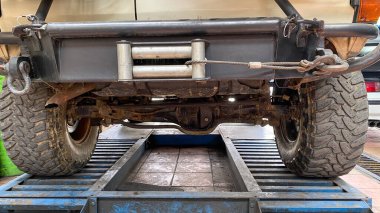 Garajdaki eski paslı kamyonet.