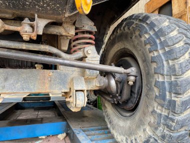 Tekerlek bir traktörün direksiyonunda.