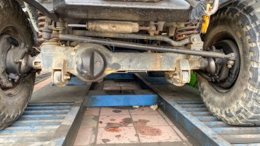 Şehirdeki eski araba.