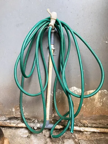 Ahşap duvardaki yeşil boru