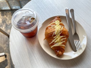 sehpanın üzerinde kahve fincanı