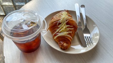 Kruvasan, kahve ve kruvasanla kahvaltı.