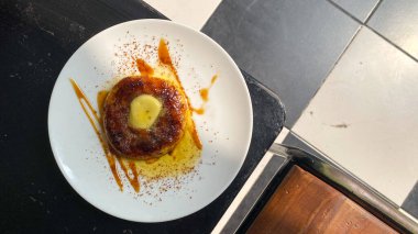 Mayalanmış kasavadan yapılmış kahvaltı gözlemesi ya da Endonezya dilinde tereyağı ve ballı bant singkong. Kaset Endonezya 'nın geleneksel yiyeceğidir. Mayalı manavdan yapılır..