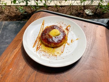 Mayalanmış kasavadan yapılmış kahvaltı gözlemesi ya da Endonezya dilinde tereyağı ve ballı bant singkong. Kaset Endonezya 'nın geleneksel yiyeceğidir. Mayalı manavdan yapılır..