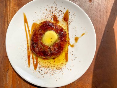 Mayalanmış kasavadan yapılmış kahvaltı gözlemesi ya da Endonezya dilinde tereyağı ve ballı bant singkong. Kaset Endonezya 'nın geleneksel yiyeceğidir. Mayalı manavdan yapılır..