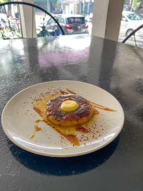 Mayalanmış kasavadan yapılmış kahvaltı gözlemesi ya da Endonezya dilinde tereyağı ve ballı bant singkong. Kaset Endonezya 'nın geleneksel yiyeceğidir. Mayalı manavdan yapılır..