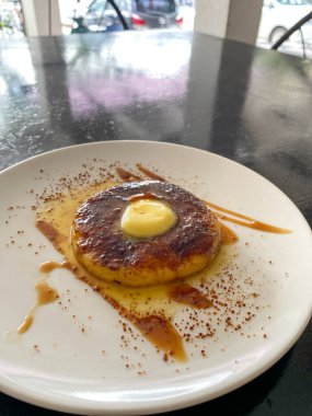 Mayalanmış kasavadan yapılmış kahvaltı gözlemesi ya da Endonezya dilinde tereyağı ve ballı bant singkong. Kaset Endonezya 'nın geleneksel yiyeceğidir. Mayalı manavdan yapılır..