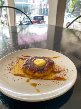 Mayalanmış kasavadan yapılmış kahvaltı gözlemesi ya da Endonezya dilinde tereyağı ve ballı bant singkong. Kaset Endonezya 'nın geleneksel yiyeceğidir. Mayalı manavdan yapılır..