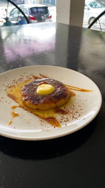 Mayalanmış kasavadan yapılmış kahvaltı gözlemesi ya da Endonezya dilinde tereyağı ve ballı bant singkong. Kaset Endonezya 'nın geleneksel yiyeceğidir. Mayalı manavdan yapılır..