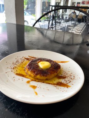 Mayalanmış kasavadan yapılmış kahvaltı gözlemesi ya da Endonezya dilinde tereyağı ve ballı bant singkong. Kaset Endonezya 'nın geleneksel yiyeceğidir. Mayalı manavdan yapılır..